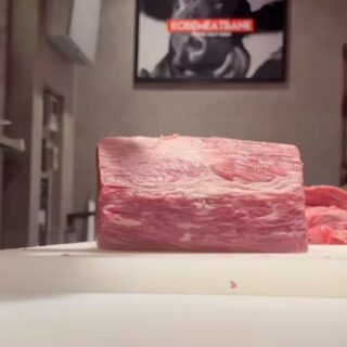 ある日の仕込み風景 ウデ肉の希少部位(ク…